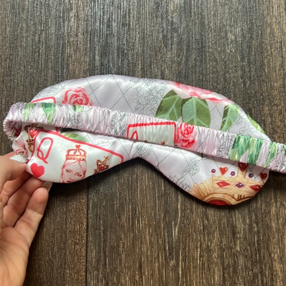 Queen of Hearts Eye Mask - Picture 3 of 7